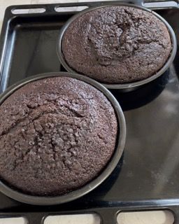 Due torte al cioccolato sono appoggiate su un vassoio nero