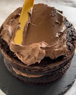 Una torta al cioccolato con una spatola gialla sopra