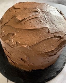 Una torta al cioccolato è appoggiata su un piatto nero