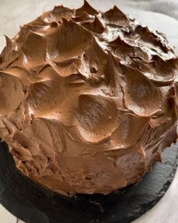 Una torta al cioccolato è appoggiata su un piatto nero