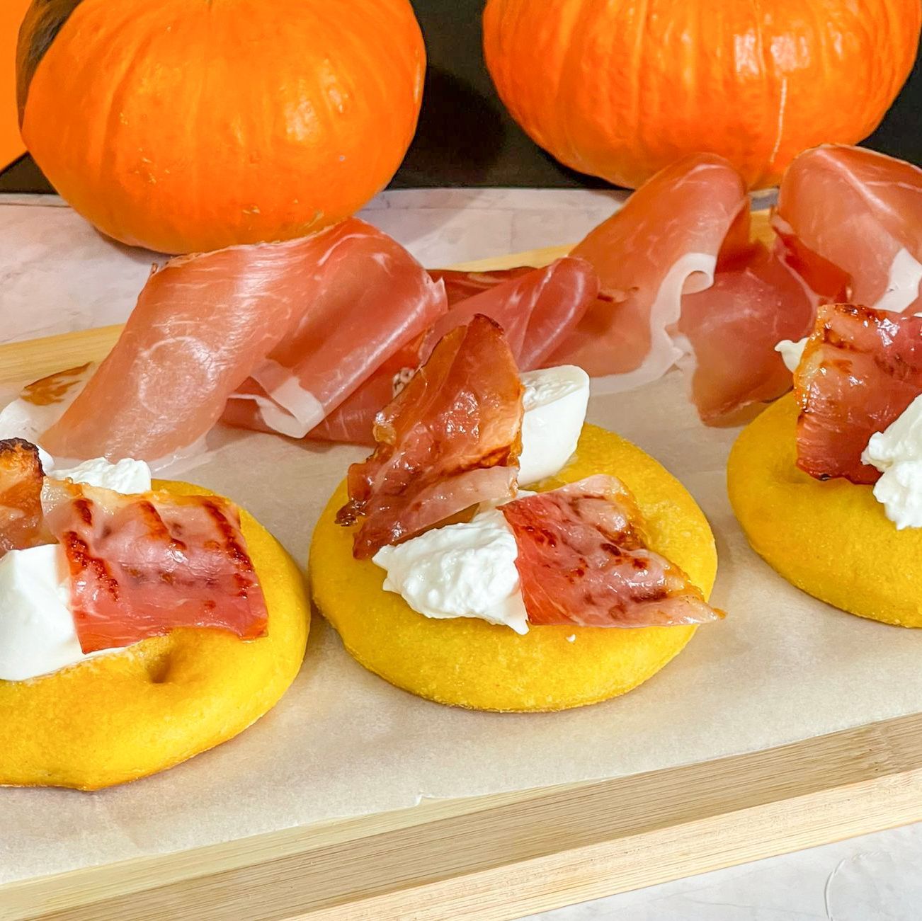 Un vassoio di cibo con zucche sullo sfondo