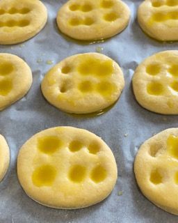 Un mucchio di biscotti con l'olio sopra su una teglia