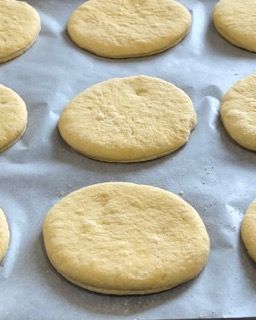Un mucchio di biscotti sono appoggiati su una teglia da forno