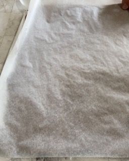 Un pezzo di carta oleata è appoggiato su un tavolo.