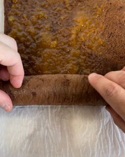 Una persona tiene in mano un pezzo di torta.