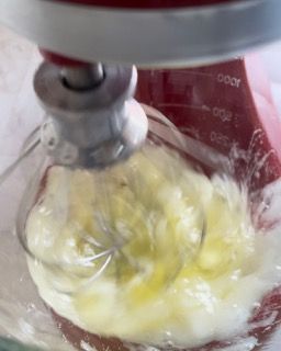 Un primo piano di un mixer con le uova dentro