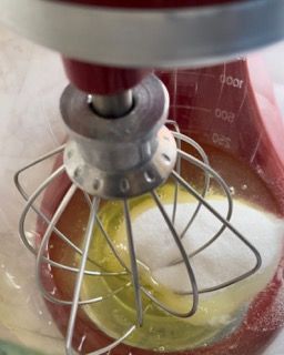 Un primo piano di un mixer con uova e zucchero dentro