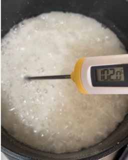 Un termometro digitale viene utilizzato per misurare la temperatura di un liquido