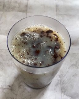 Un primo piano di un bicchiere di liquido con delle bollicine al suo interno