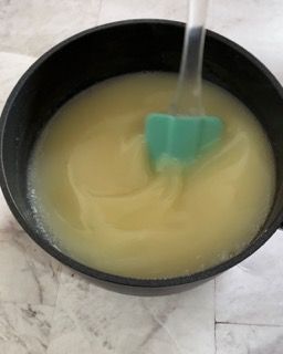 Una ciotola di zuppa con una spatola verde dentro