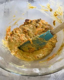 Un primo piano di una ciotola di cibo con una spatola dentro.