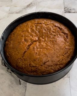 Una torta marrone in una padella su un tavolo