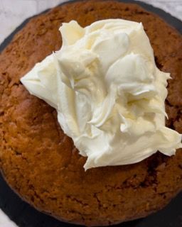 Un primo piano di una torta con panna montata sopra