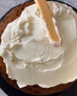 Una torta con glassa bianca e un cucchiaio dentro