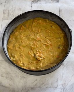 Una ciotola di zuppa è appoggiata sul tavolo.