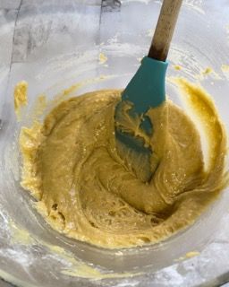 Una ciotola di pastella con una spatola dentro.