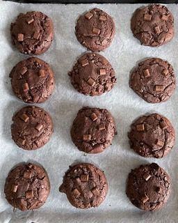 Un mucchio di biscotti al cioccolato su un pezzo di carta oleata