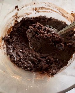 Una ciotola di gelato al cioccolato con un cucchiaio dentro