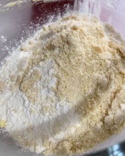 Primo piano di un mucchio di farina in una ciotola.