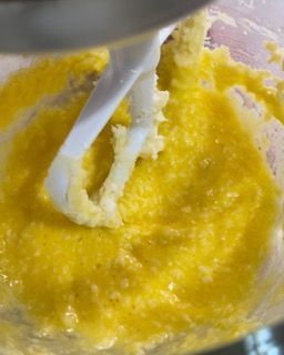 Primo piano di un frullatore pieno di liquido giallo.