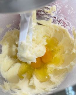 Le uova vengono aggiunte all'impasto in una planetaria.