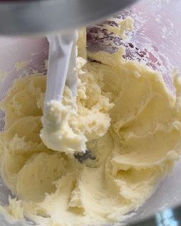 Un primo piano di un mixer con burro dentro