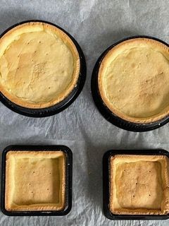 Due basi di torta sono appoggiate una sopra l'altra su un tavolo.