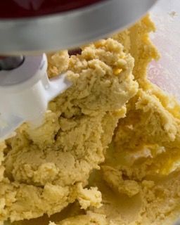 Un mixer sta mescolando una sostanza gialla in una ciotola.