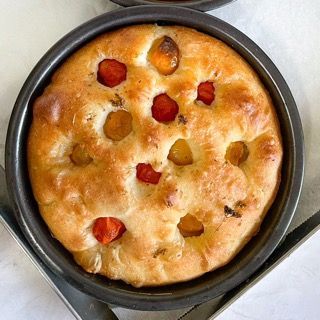 Un primo piano di una pizza in una padella su un tavolo