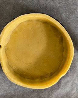 Primo piano di una crosta di torta su un tavolo.