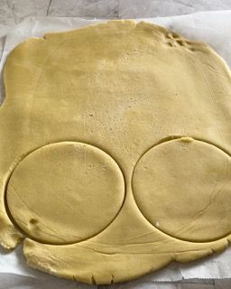 Un pezzo di pasta con due cerchi tagliati fuori