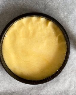 Una pentola piena di un liquido giallo è appoggiata su un tavolo.