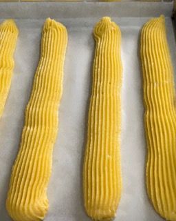 Un mazzo di pannocchie gialle su un vassoio