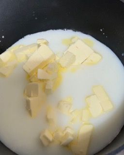 Il burro viene aggiunto a una ciotola di latte