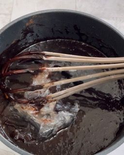 Una ciotola di salsa al cioccolato con una frusta dentro