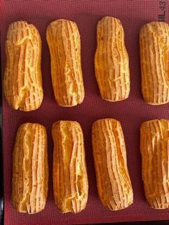 Un gruppo di éclair è appoggiato su una tovaglietta rossa