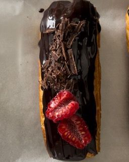 Una pasta ricoperta di cioccolato con fragole sopra