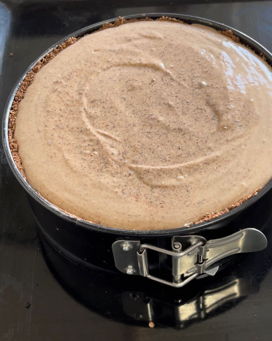 Una cheesecake in una padella sul fornello