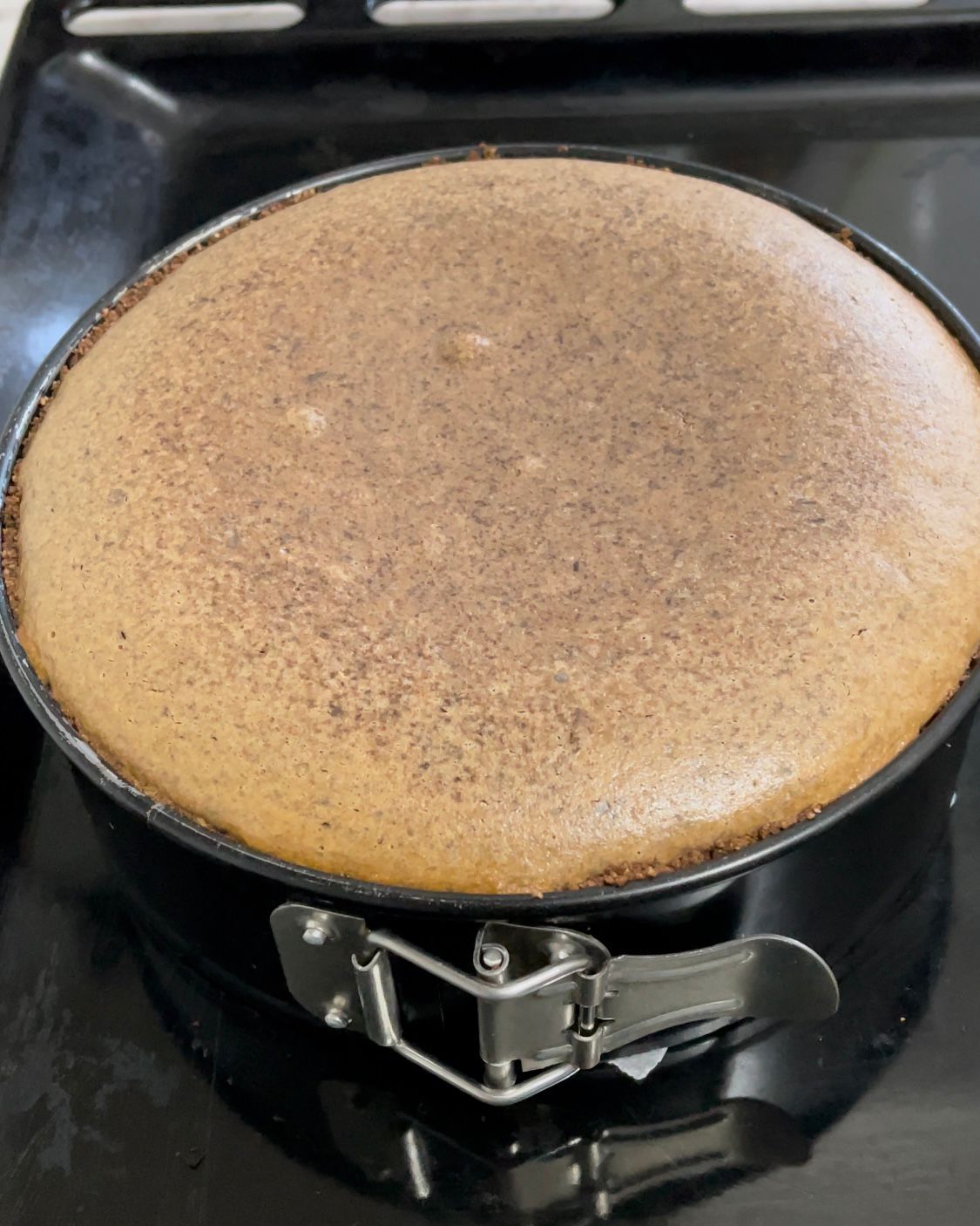 Una torta è posta in una teglia sopra un fornello.