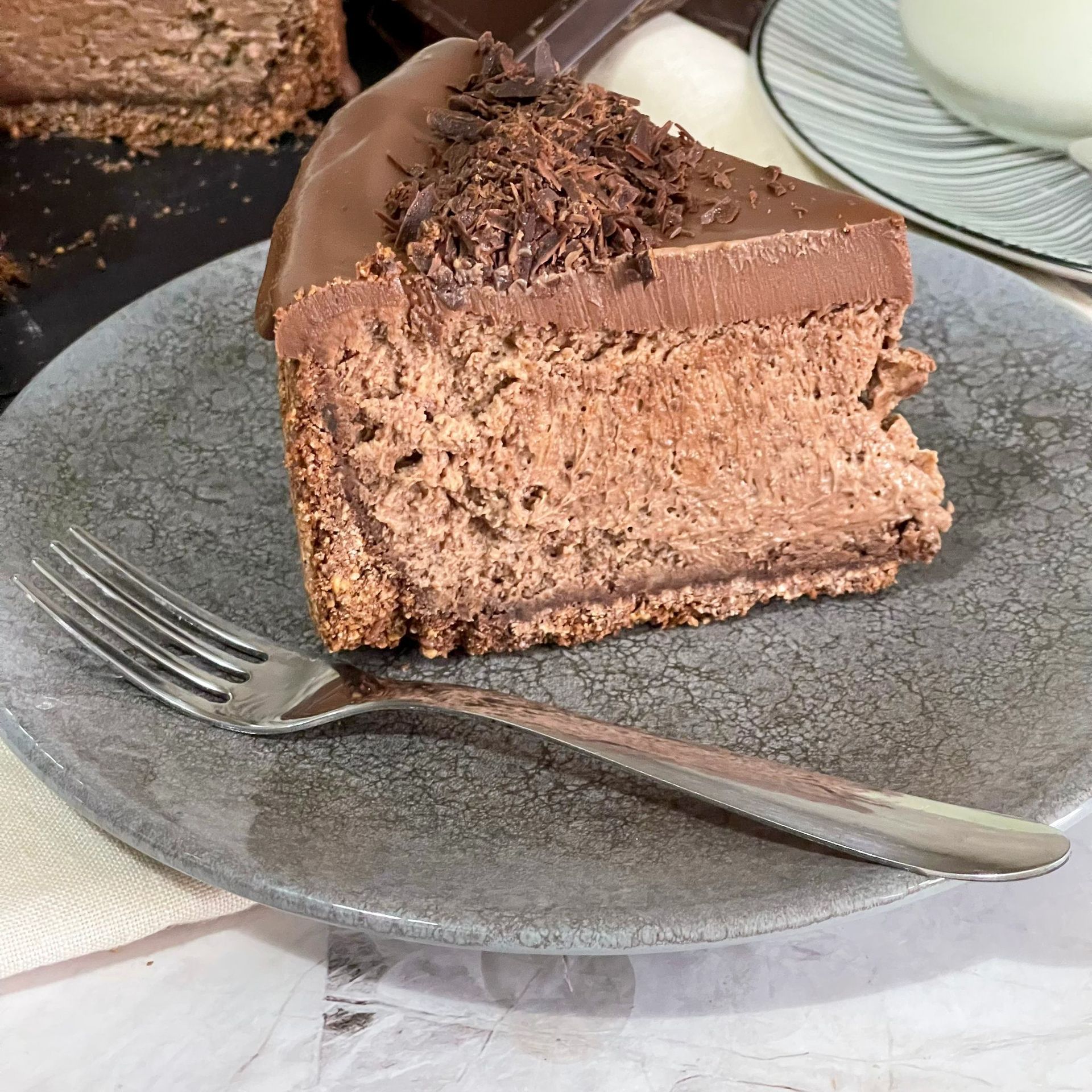 Una fetta di torta al cioccolato su un piatto con una forchetta