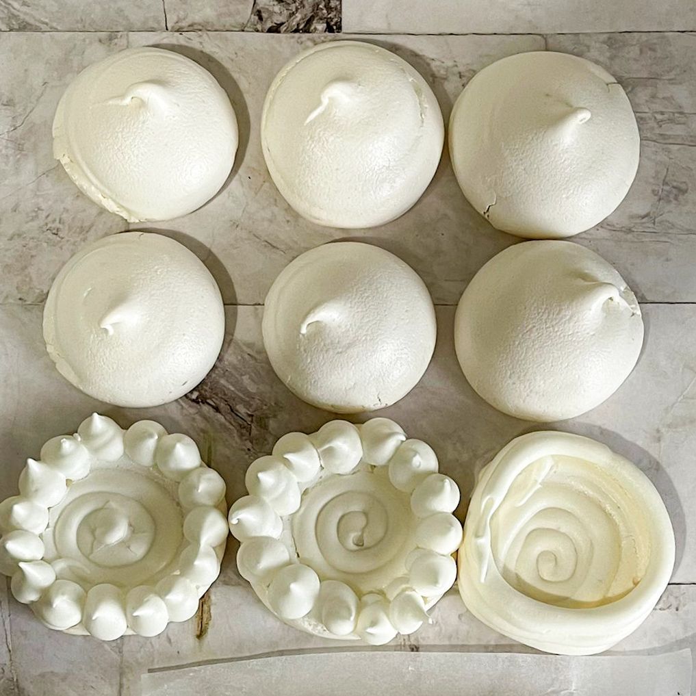 Ci sono molti tipi diversi di meringa sul tavolo.