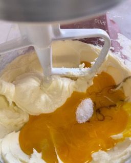 Incorporazione della prima parte di polveri e albumi montati nell'impasto