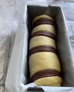 Una pagnotta con strisce di cioccolato sopra