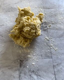 Un mucchio di pasta è su una superficie di marmo