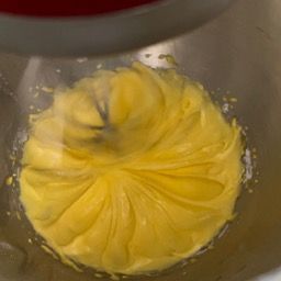 Primo piano di un mixer contenente una sostanza gialla.