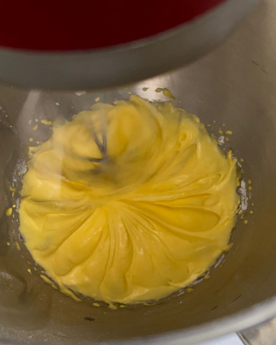 Un mixer sta mescolando un liquido giallo in una ciotola.