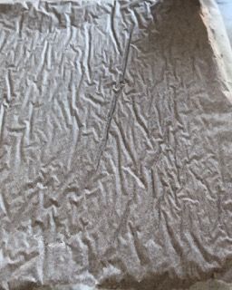 Un pezzo di carta marrone spiegazzato è appoggiato su un tavolo.