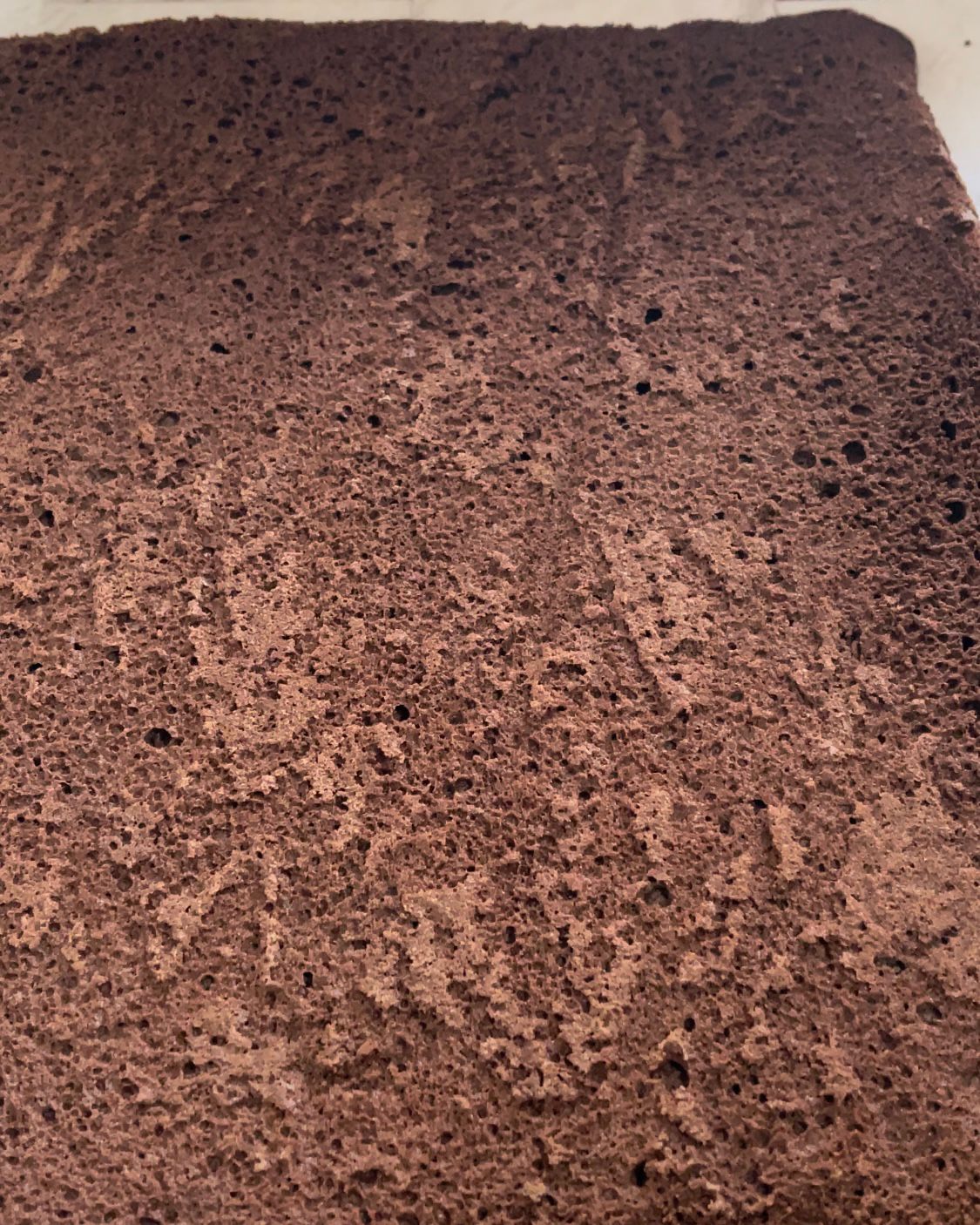 Un primo piano di una fetta di torta al cioccolato su un tavolo.