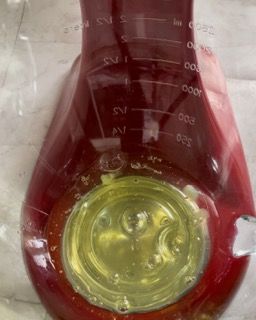 Un becher rosso con un liquido giallo al suo interno