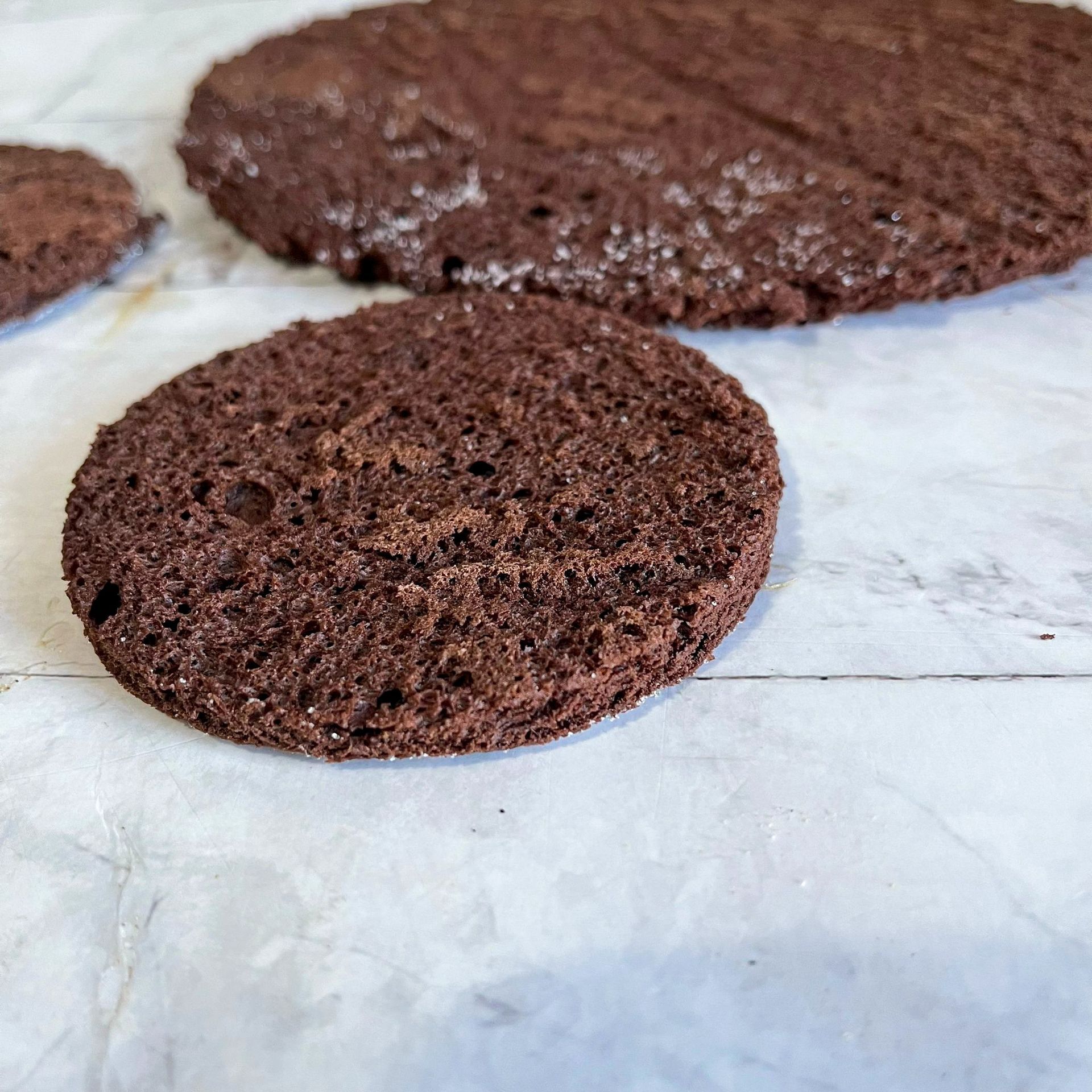 Un primo piano di tre biscotti al cioccolato su un tavolo